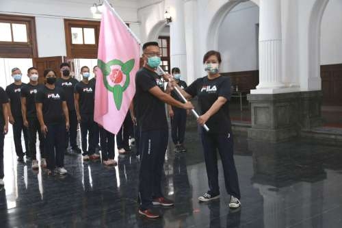 新竹市副市長沈慧虹，今日在市政府大廳為新竹市110年全國運動會代表隊授旗，期勉選手再創佳績。