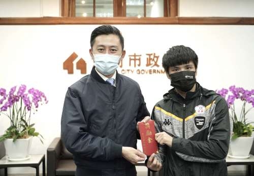 圖3:林智堅市長致贈獎勵金給「拳擊小將」杜柏緯。